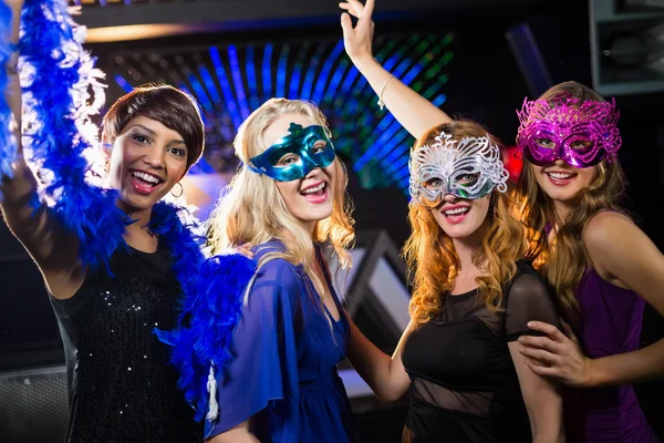 Grupo de amigos sonrientes bailando — Foto de Stock