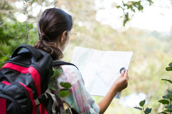 Vrouwelijke wandelaar op zoek op kaart — Stockfoto