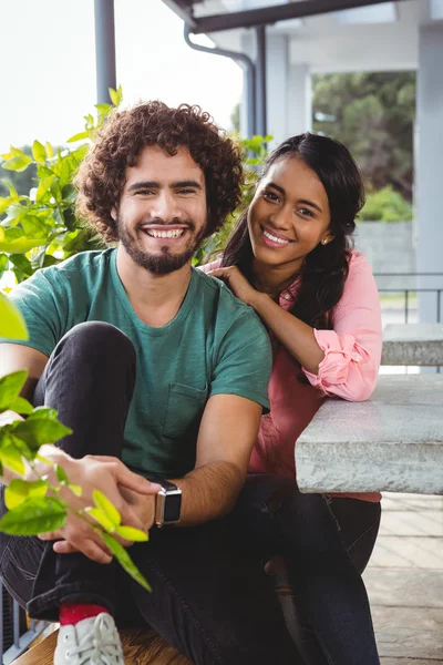 Para uśmiechający się w stołówce — Zdjęcie stockowe