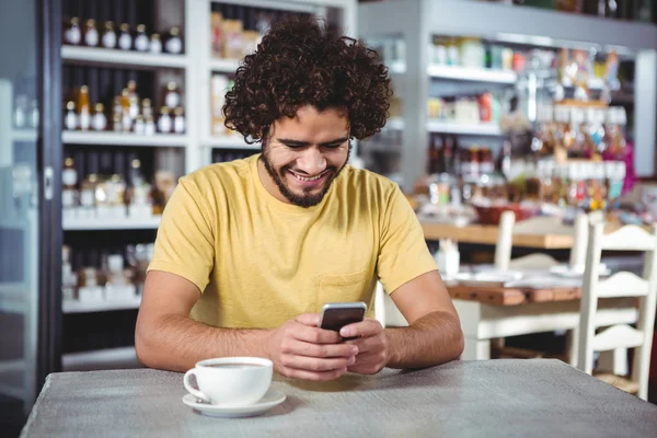 Homem usando telefone celular — Fotografia de Stock