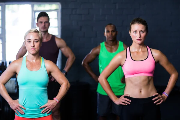 Beslutsamma idrottare tränar i gymmet — Stockfoto