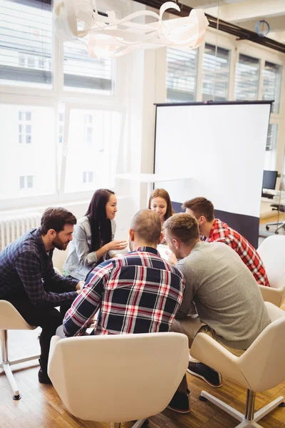 Gli uomini d'affari discutono in sala riunioni — Foto Stock