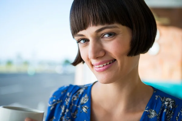 Lächelnde Frau in einem Café — Stockfoto