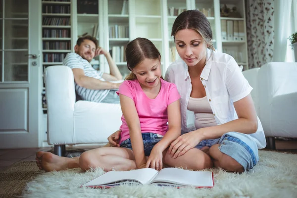 Madre e hija mirando álbum de fotos — Foto de Stock