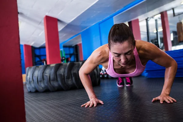 Atleta feminina fazendo flexões — Fotografia de Stock