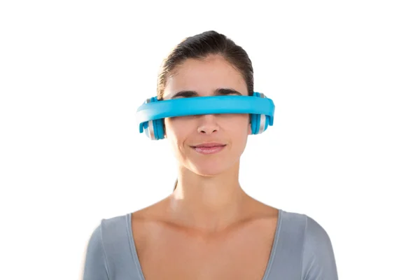 Nő a gyakorlat felszerelés segítségével virtuális video szemüveg — Stock Fotó