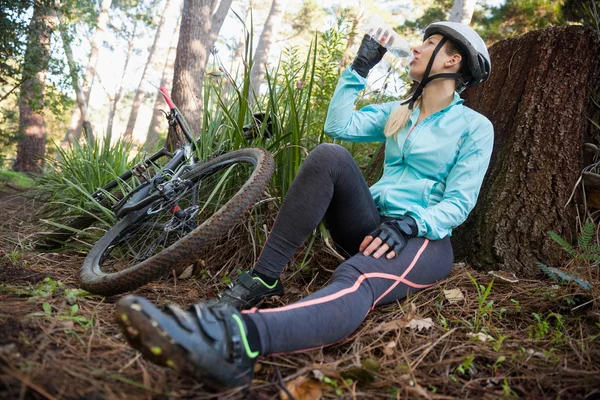 Ženské mountain biker pitné vody — Stock fotografie