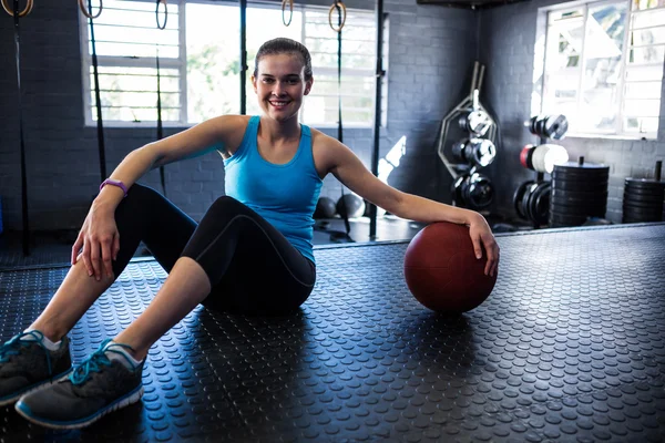 Atleta feminina sorridente com bola de exercício — Fotografia de Stock