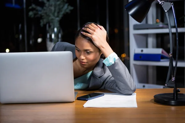 Stanca donna d'affari che dorme sulla scrivania — Foto Stock