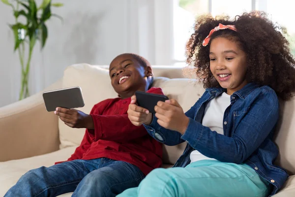 Niños usando teléfono móvil — Foto de Stock