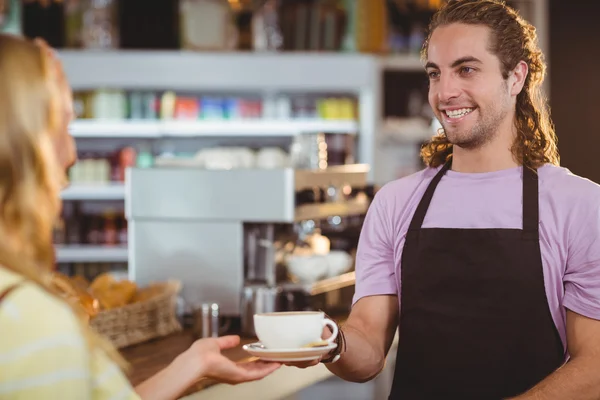 Waiter serving cup of coffee at counter — Stock Photo, Image