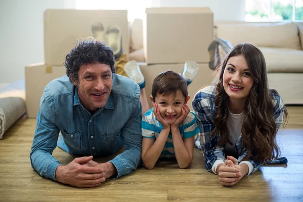 Familia tendida en el suelo —  Fotos de Stock