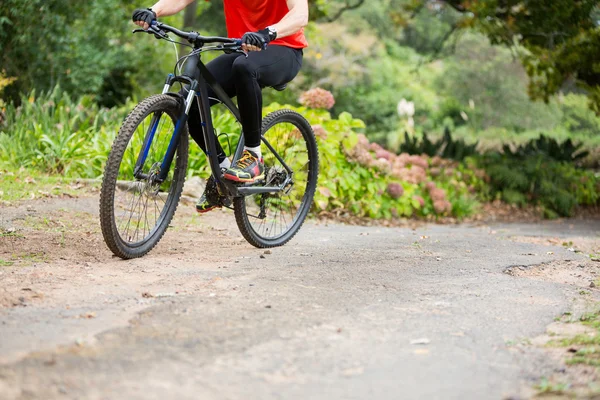 Mannelijke wielrenner fietsen op platteland — Stockfoto