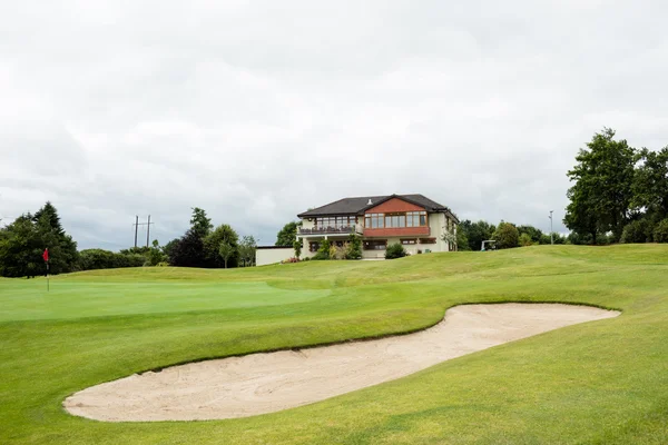 Vackert hus från golf course — Stockfoto