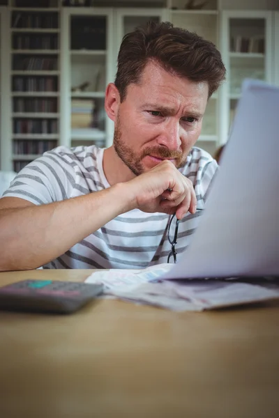 Uomo preoccupato a guardare le bollette — Foto Stock