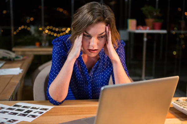 Femeie de afaceri stresată care stă la birou — Fotografie, imagine de stoc
