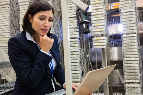 Tecnico che lavora su laptop — Foto Stock