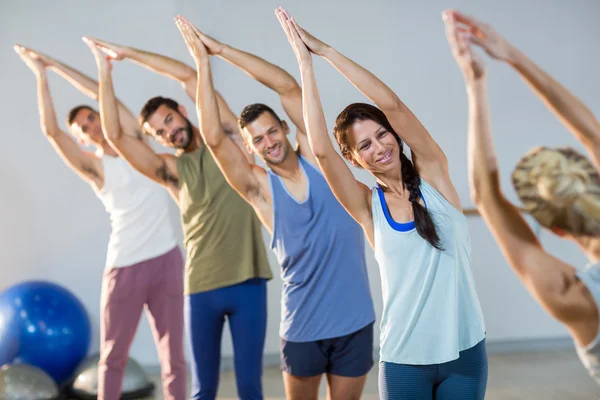 Instructor taking yoga class — Stock Photo, Image