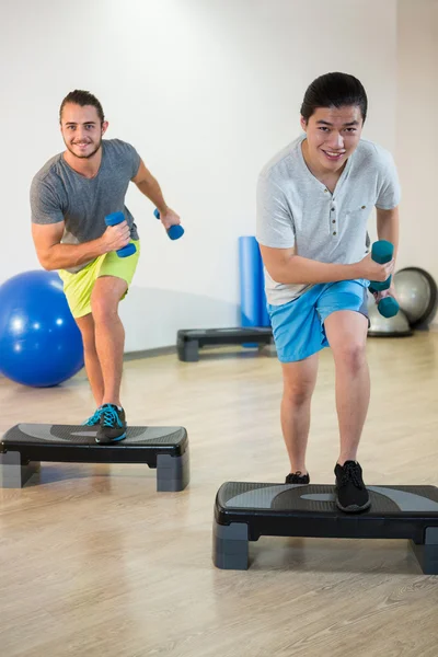 Hombres haciendo ejercicio aeróbico paso — Foto de Stock