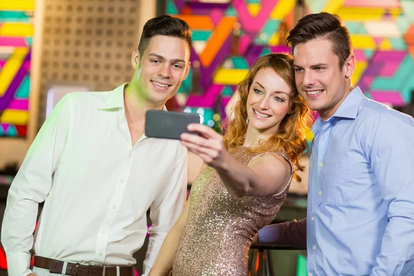 Vänner tar en selfie från telefonen — Stockfoto