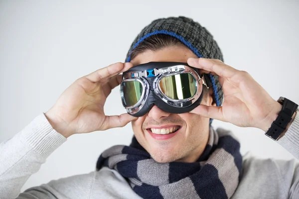 Человек в зимней одежде в авиационных очках — стоковое фото