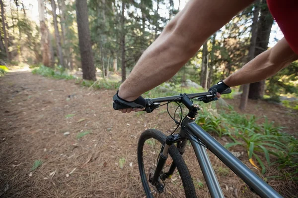 Närbild av manliga mountainbike-cyklist som cyklar — Stockfoto