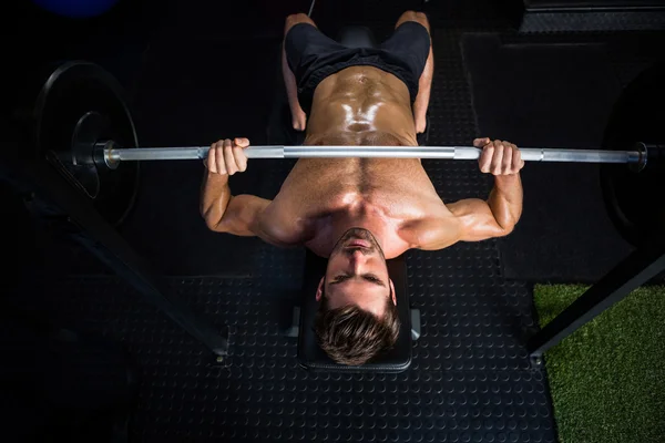 Hombre decidido sin camisa haciendo ejercicio con la barra —  Fotos de Stock