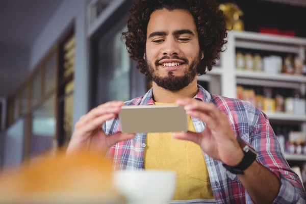 Homem fotografando café — Fotografia de Stock