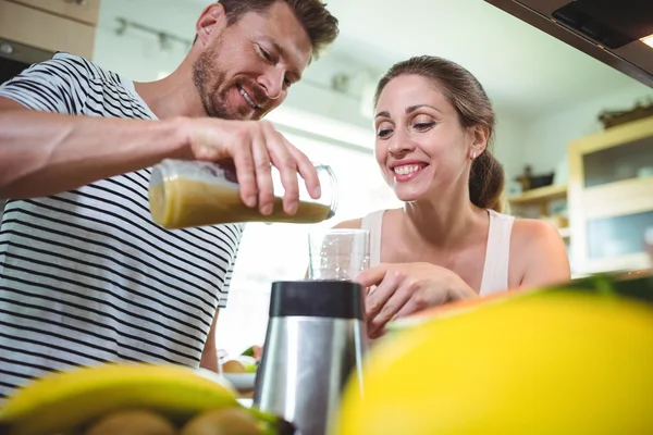 Para przygotowuje owoce smoothie w kuchni — Zdjęcie stockowe