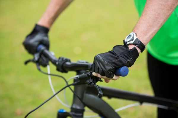 Male athletic standing with mountain bike — Stock Photo, Image