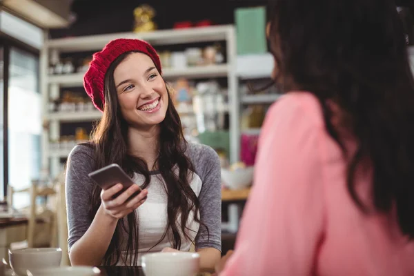 Mujer usando el teléfono móvil en la cafetería — Foto de Stock