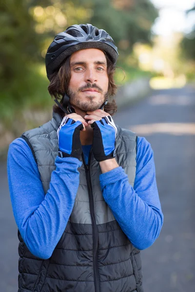 Maschio motociclista indossando casco bicicletta — Foto Stock