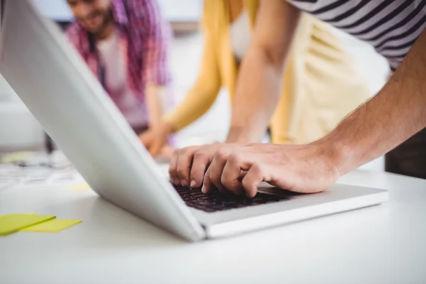 Verkställande att skriva på laptop på kreativa kontor — Stockfoto