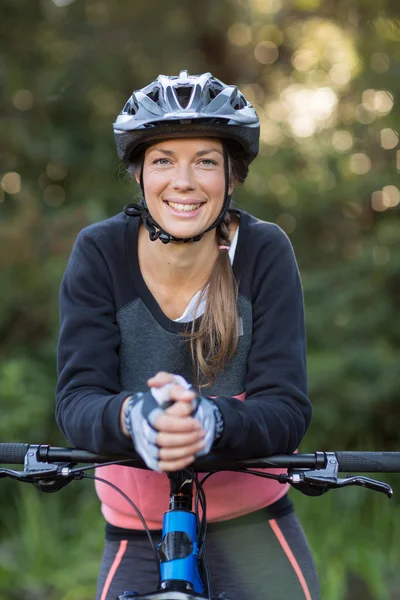 Vrouwelijke biker met mountainbike op platteland — Stockfoto