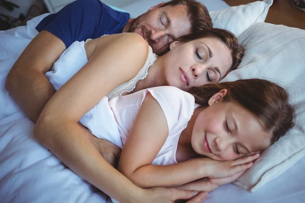 Família dormindo na cama — Fotografia de Stock