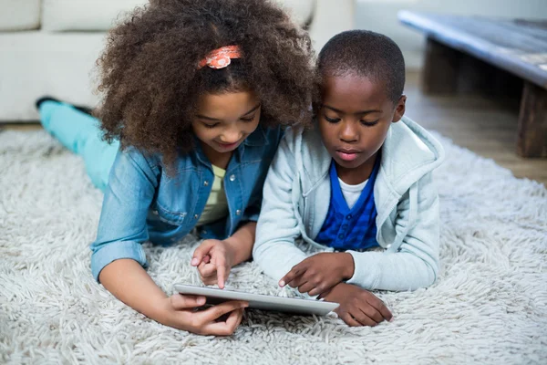 Niños usando tableta digital — Foto de Stock