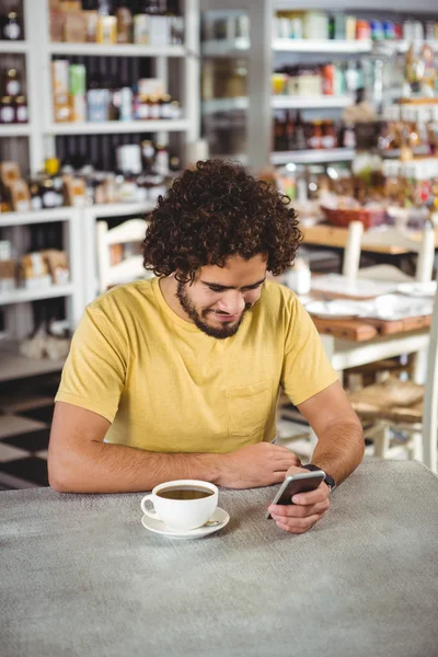 Muž používající mobilní telefon — Stock fotografie