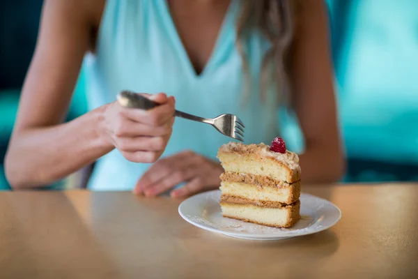 Kvinna äter dessert i caféet — Stockfoto