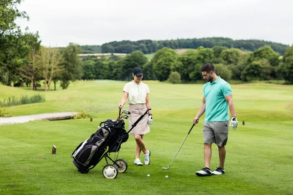 Manlig instruktör bistå kvinnan lära sig golf — Stockfoto