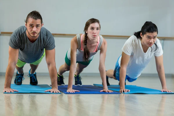 Fitness-team doet push ups — Stockfoto