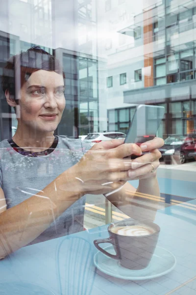 Businesswoman pomocí mobilního telefonu — Stock fotografie