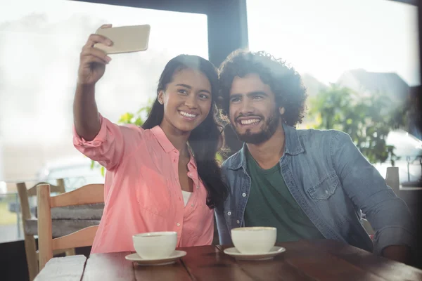 Cuplu care face selfie de pe telefonul mobil — Fotografie, imagine de stoc