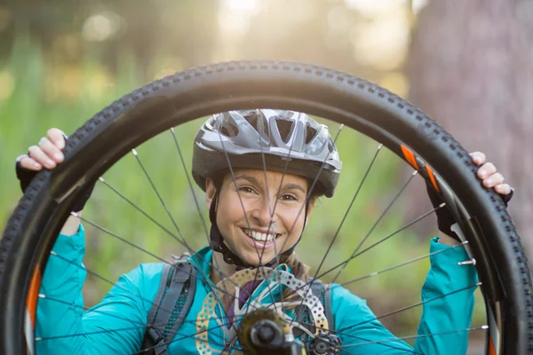 Ciclista femenina reparación de bicicleta de montaña — Foto de Stock