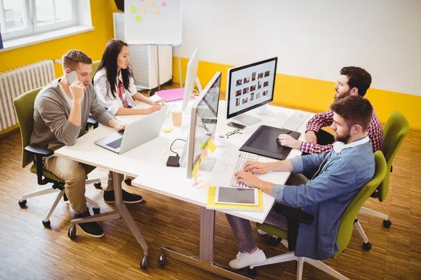 Editores de fotos trabajando en la oficina creativa — Foto de Stock