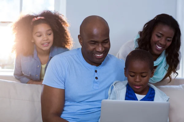 Szczęśliwa rodzina korzysta z laptopa — Zdjęcie stockowe