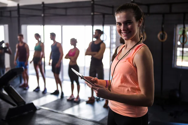 Kvinnliga fitness instruktör innehav Urklipp — Stockfoto