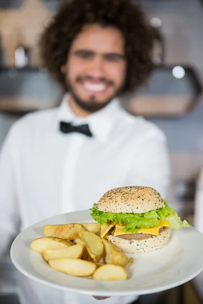 Kelner, serwujemy przekąski chipsach i burger — Zdjęcie stockowe