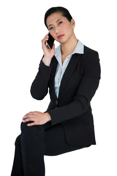 携帯電話で話すビジネスマンの女性 — ストック写真
