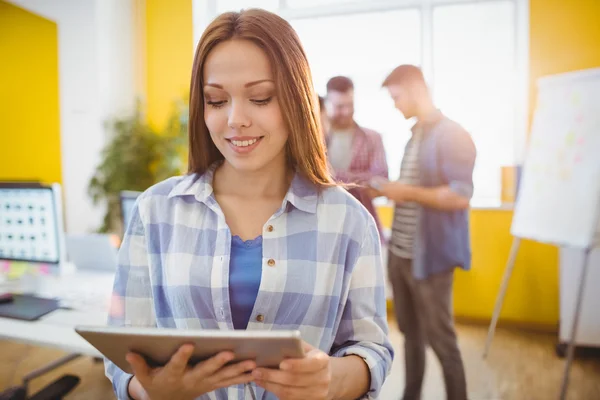 Zakenvrouw met behulp van digitale tablet-collega 's — Stockfoto