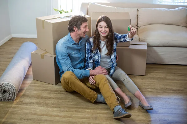 Couple tenant la clé de la nouvelle maison — Photo